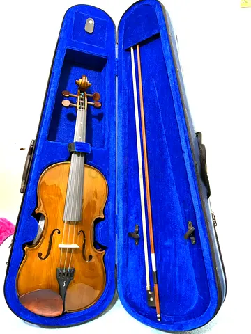 Unused violin 4/4 Full-size. Worrh 600 aed selling at reasonable price, due to financial need