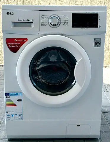 LG brand 7kg washing machine with 6dd motion, color white. condition is properly working.