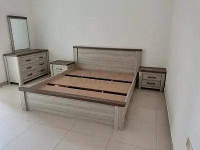 Wooden Queen Bed Frame with Two Nightstands and Dresser (Light Oak)