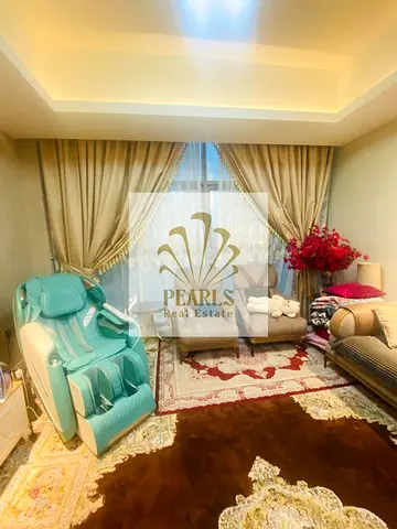 شقة غرفتين وصالة للإيجار السنوي عجمان غلفا مفروش 75000 أو بدون فرش 70000 جيم ومسبح وغاز مركزي وخزائن حائط 3 حمام إطلالة مفتوحة 4 أو 6 دفعات وتأمين شيك