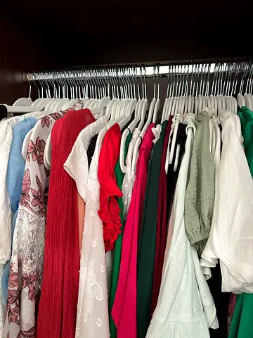 Mixed women's clothing bundle - assorted tops and dresses. BUNDLE