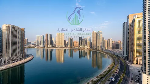 شقة 3 غرف وصالة في الممزر بإطلالة بحرية خلابة وبلكونة. تشمل تكييفاً وموقف سيارات مجانياً، وجيم ومسبحاً، مع مرونة في السداد على 4 أو 6 شيكات.