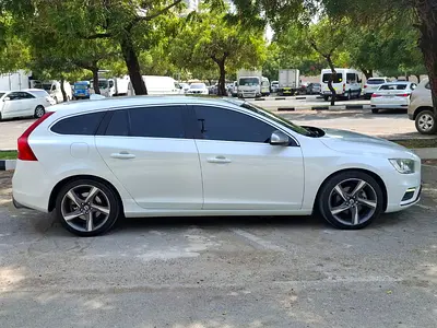 GCC VOLVO V60 2014 V4 2.0L R DESIGN TOP OF RANGE SERVICE HISTORY