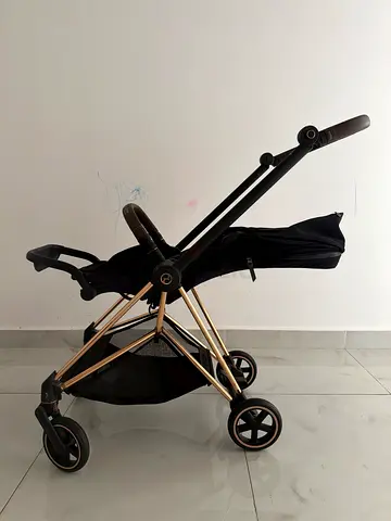 Lightweight compact stroller frame - single seat, good condition