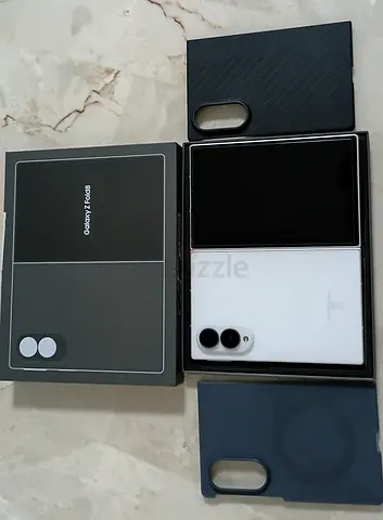 Samsung Galaxy Z Fold8 (white) with original box and cases - good condition