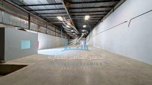 مستودع للإيجار في الصناعية 11 بالشارقة، بمساحة 10,000 قدم²، على شارع رئيسي مع مدخل خاص، مناسب للتخزين والأنشطة التجارية والصناعية.