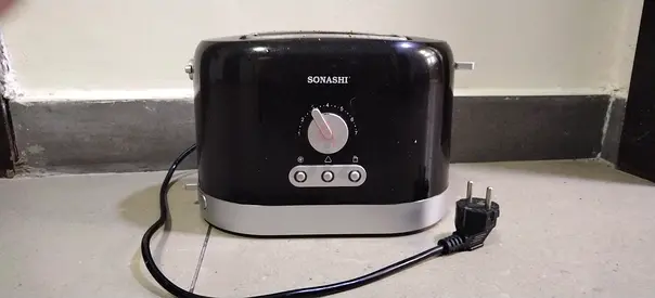 Sonashi 2-Slice Toaster - Good Working Condition
