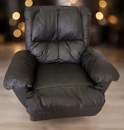 🚨إلحق ما تلحق 🚨Black Leather Recliner Chair - Rocking & Reclining - Excellent Condition
