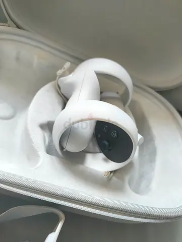 Pair of white VR controllers in hard case - good condition meta quest 2