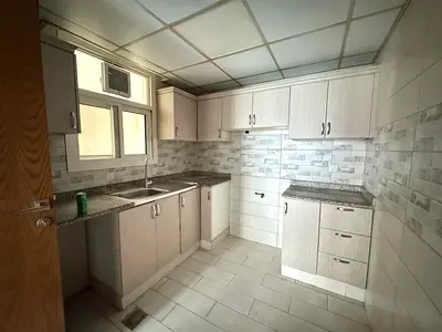 Spacious 1 Bedroom Apartment in University Area – Roadside Building