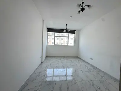 Spacious 1 Bedroom Apartment in University Area – Roadside Building