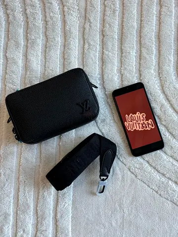 LOUIS VUITTON Alpha Wearable wallet
