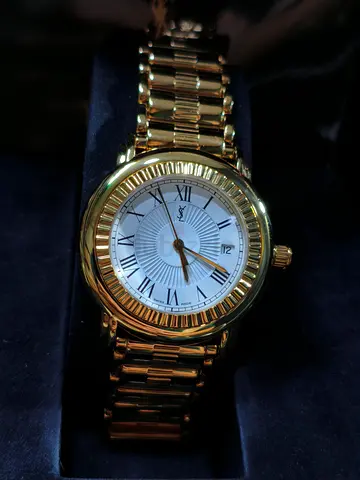 Gold-tone men's wristwatch with Roman numerals and date window