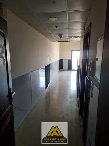 استديو بمساحة واسعة مع بلكونة ممتازة، وتكييف مركزي وصيانة مجانية على المالك، بالإضافة إلى موقف سيارة مجاني.