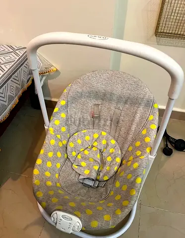 Graco baby rocker/bouncer seat with toy bar - good condition