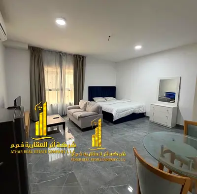 بنايه جديده, استوديو فخم مفروش بالكامل مع مطبخ منفصل بالكامل, للإيجار الشهري! شامل الفواتير والإنترنت، موقع حيوي، جاهز للسكن فوراً