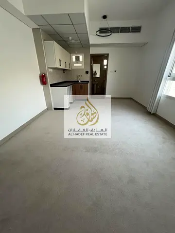 🔥 استوديو أول ساكن للإيجار السنوي في الجرف 3 بعجمان | من أكبر المساحات | أنضف تشطيبات | إطلالة مفتوحة | 25 ألف فقط 🏡✨