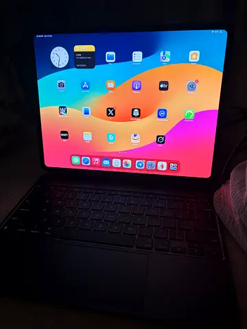Apple iPad Pro M4 13 inch with Magic Keyboard. 100% battery capacity