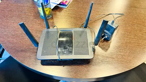 Used Wi‑Fi Router with 4 External Antennas and Power Adapter