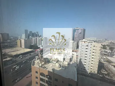 شقة ضخمة غرفتين وصالة وغرفة خادمة للإيجار بالنعيمية 1 عجمان - باركن مجاني وخزائن حائط وبلكونة بـ 50K (4 دفعات)