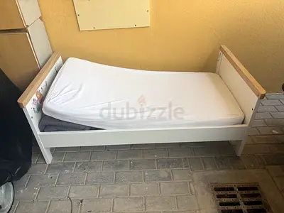 Free kids bed + 2 mattresses