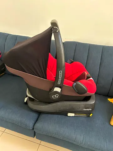 Maxi-Cosi Pebble Infant Car Seat with FamilyFix Base and newborn insert