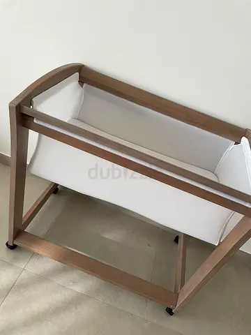 Baby crib with wheels