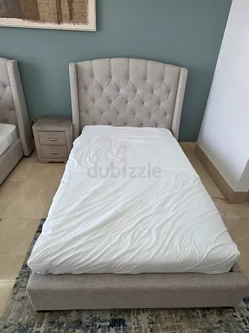 Single upholstered bed with tufted headboard - light grey