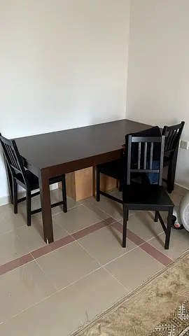 Solid wood dining table with 4 chairs – good condition