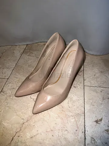 Beige patent leather pointed toe women's heels - size 38