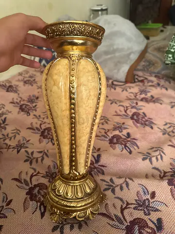 Ornate gold decorative vase/urn - vintage style