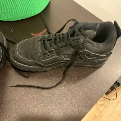 Used black men's sneakers - size available