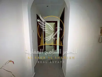 شقة غرفتين وصالة للإيجار السنوي في القليعة بتشطيب سوبر ديلوكس مطبخ عصري تكييف مركزي غاز مركزي بناية عائلية سهولة فى السداد حتى 6 دفعات تأمين شيك