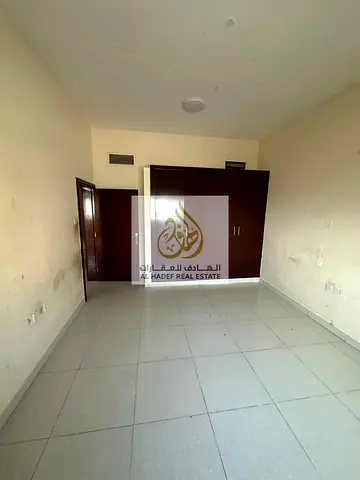 شقه ثلاث غرف وصاله مع خزائن بالحائط ايجار سنوى بسعر مميز
