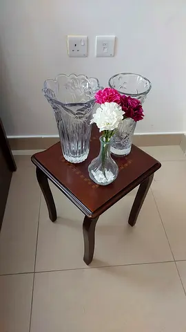 Small wooden side table with glass vases (set) - good condition