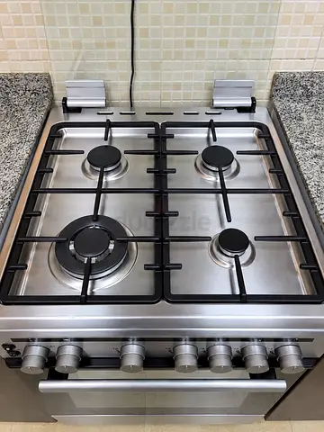 Gas Cooker+ Hood– Excellent Condition & Under Warranty
