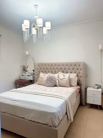 Upholstered Queen Bed with Tufted Headboard