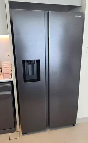 Samsung side by side refrigerator with water dispancer and icemaker system same like a new condition