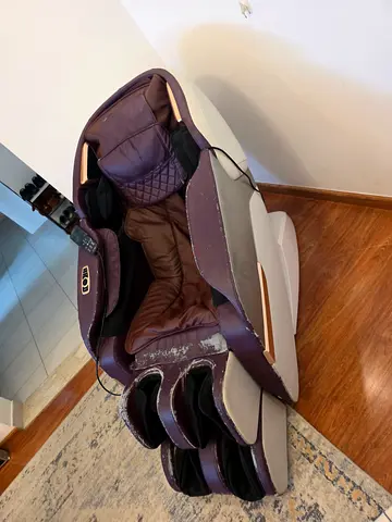 Full-body electric massage chair Isukoshi with zero gravity option