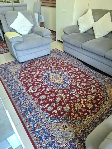Set of 2 Traditional red Persian-style rug in good condition