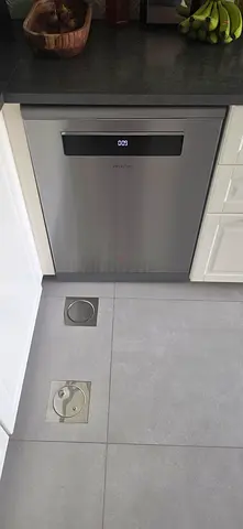 Hitachi full-size dishwasher with auto-open