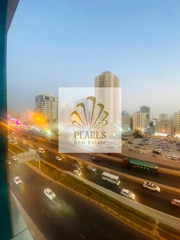 شقة فاخرة غرفتين وصالة للإيجار بغلفا عجمان - إطلالة مفتوحة وجيم ومسبح وغاز مركزي و3 حمامات بـ 70K بدون فرش / 75K بالفرش (4-6 دفعات)
