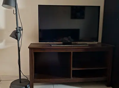 40-inch Samsung 4K Ultra HD Smart LED TV WITH sturdy Wooden Stand - good working condition