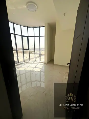3 bedrooms (including a master bedroom), spacious living area, first-time occupancy, central air conditioning, 3 bathrooms, high-end finishing, 2 balc