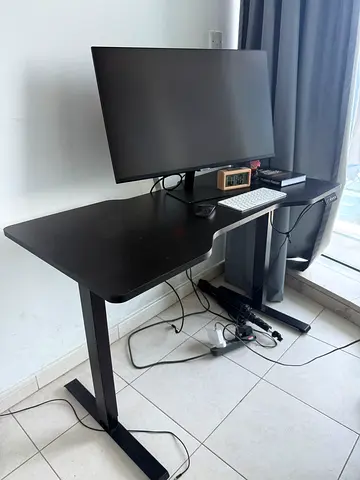 Standing Desk + Samsung 32-inch 4K Monitor
