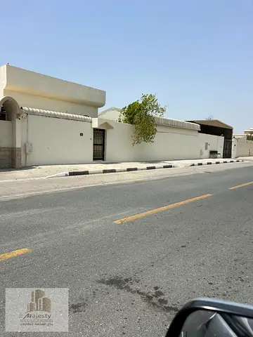 للبيع فيلا مستقلة فاخرة في الخزامية بمساحات ضخمة وحوش واسع وموقع مميز