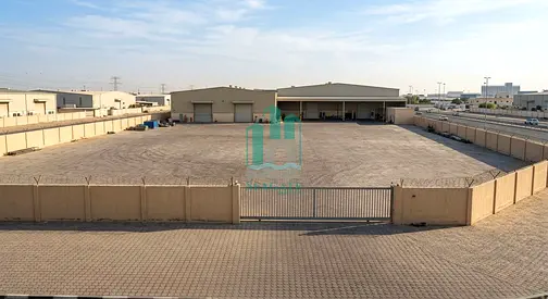 ساحة مفتوحة مع مكاتب ومحلات للإيجار أو للبيع | الصجعة، الشارقة
