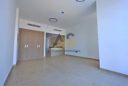 Spacious studio/ prime location/ family building