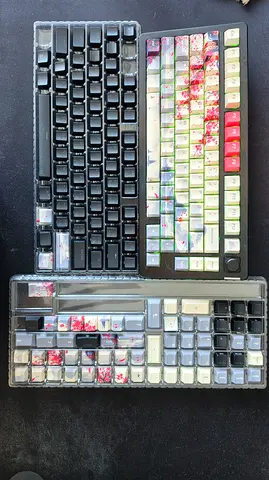 HyperX Alloy Rise 75 Wireless without the box . 2 Keycap Sets