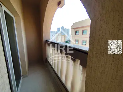 غرفة وصالة مجددة مع بلكونة في العالية